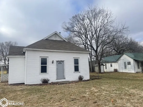 912 N 3rd St, Eddyville, IA 52553