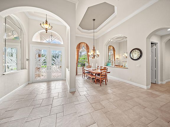 4th image of 2400 SW San Antonio Drive