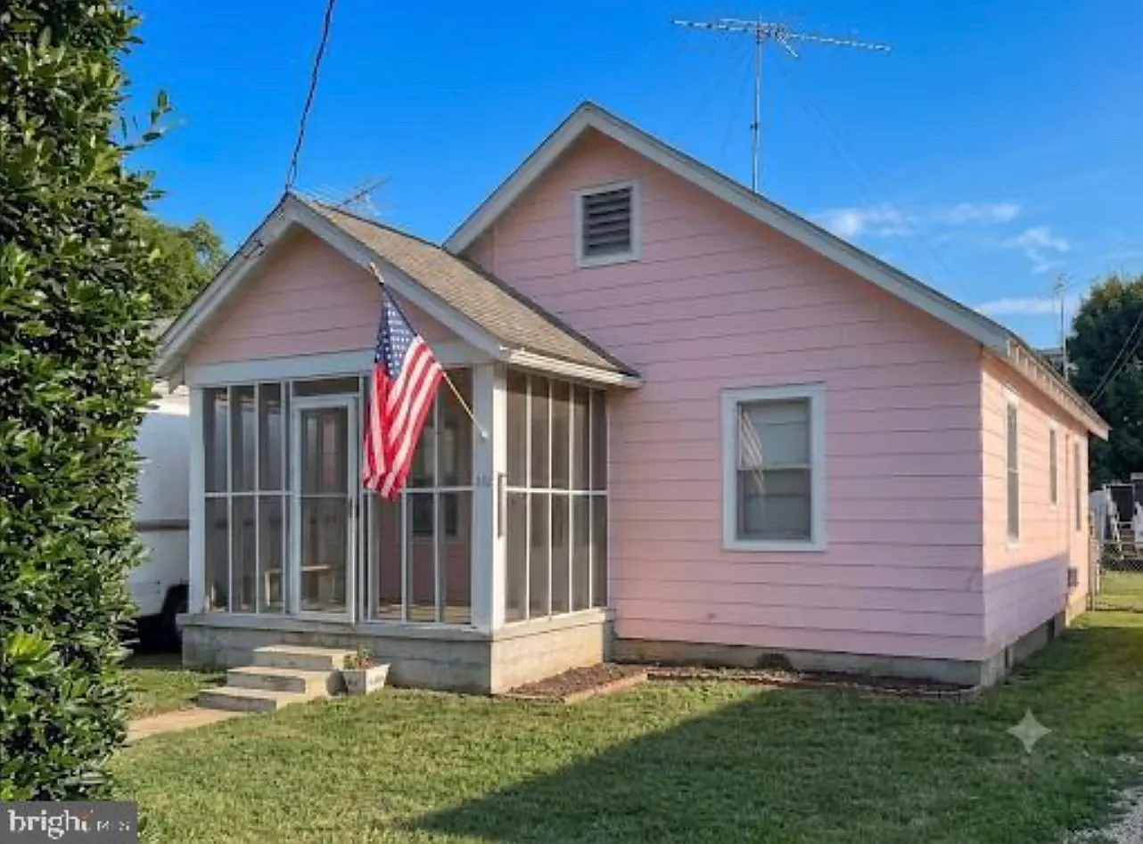 3 bed, 816 sqft, $2,100 — Photo 1