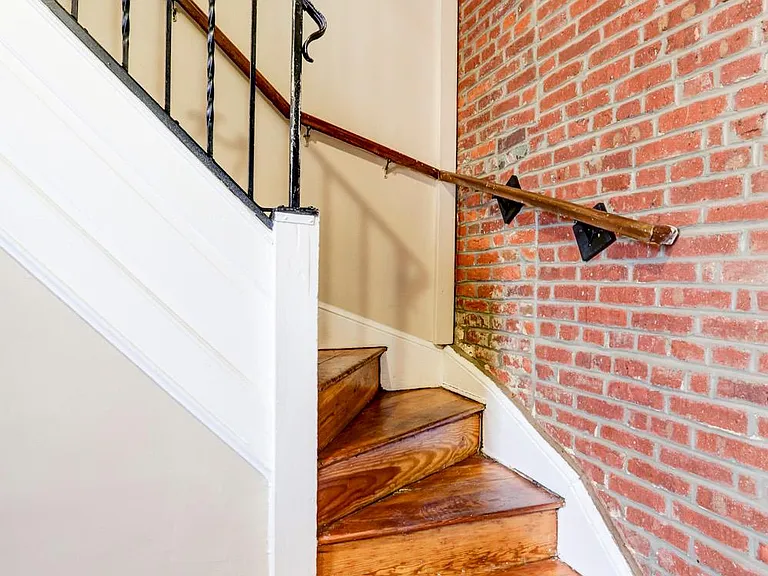 102 N Plum St — Photo 4
