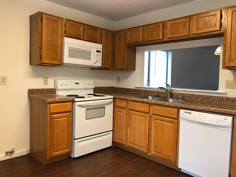 208 E Denton Dr — Photo 6