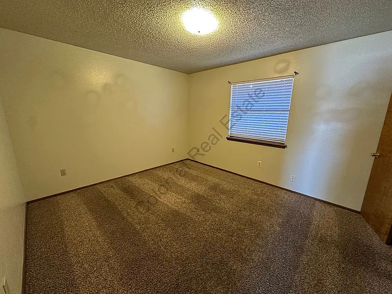 2121 Gladstone St — Photo 6