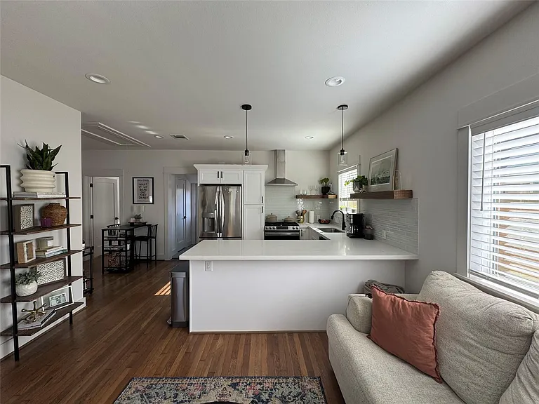 1033 Adele St — Photo 3
