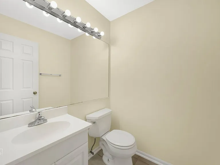 1081 Courtland Dr — Photo 6