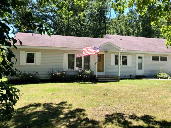 299 Parklane Dr, Harrison, MI 48625