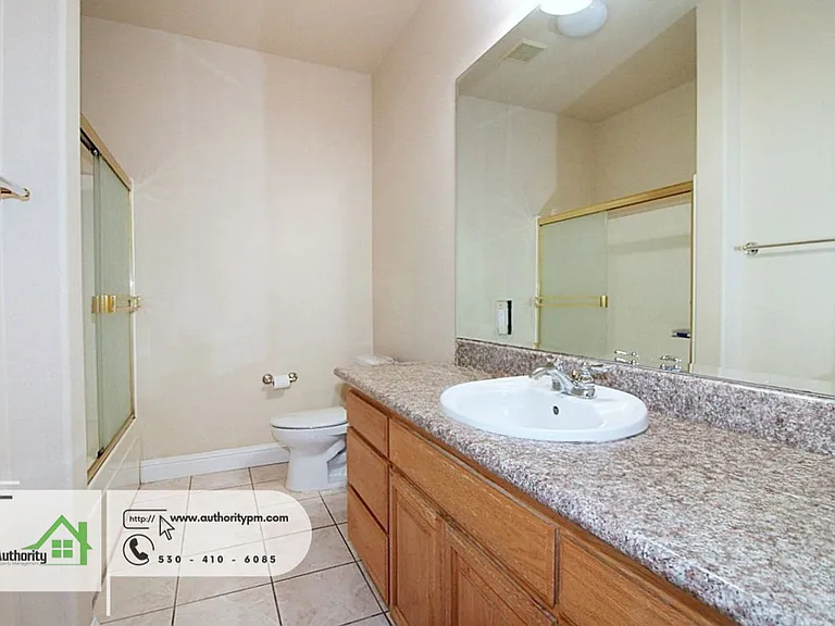 2279 Wicklow St — Photo 15