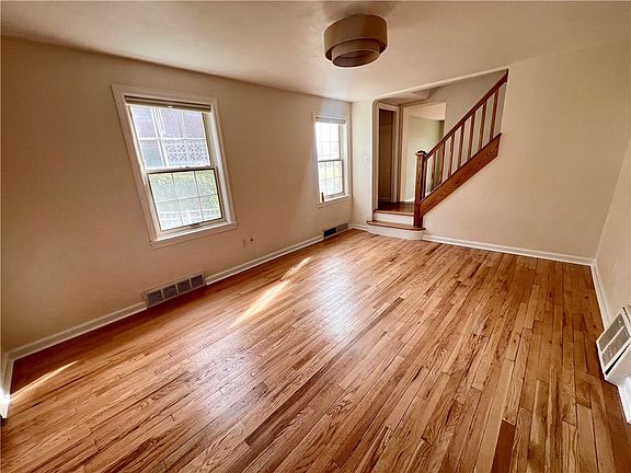 3rd image of 1532 Greencrest Dr