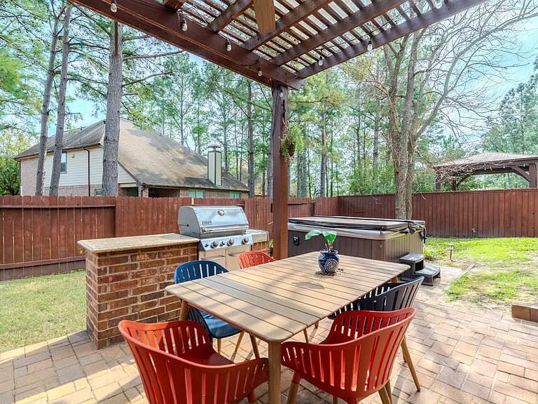 14 Arrowfeather Pl — Photo 38