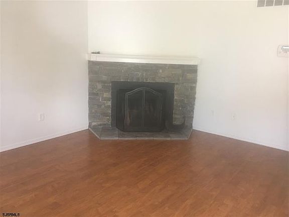 2nd image of 15 Cambridge Townhouse Dr