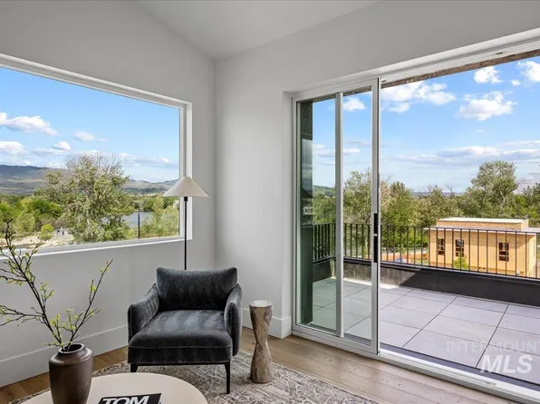 333 E Palapa Ln, Garden City, ID 83714