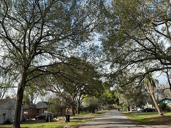 5th image of 1700 Marilyn St