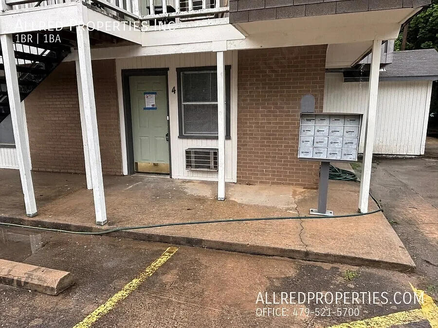 Ground Level: Close to the University of Arkansas! — Photo 2