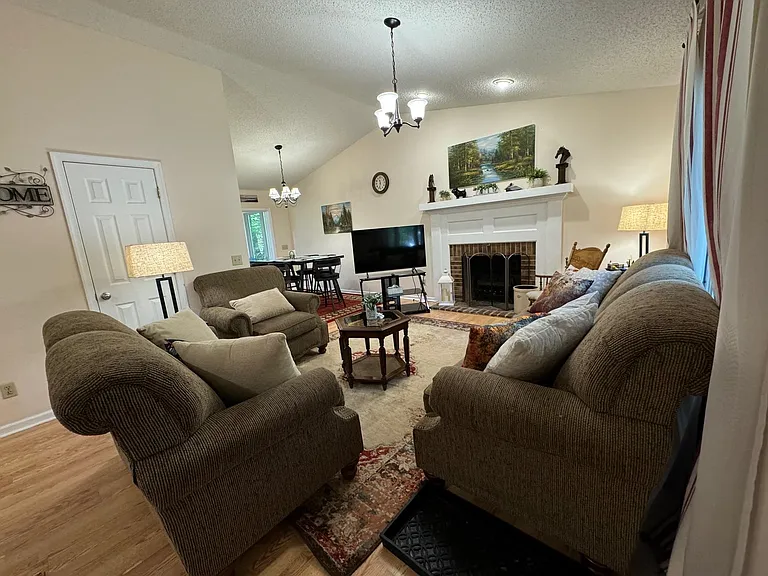 135 Inglewood Ct — Photo 6