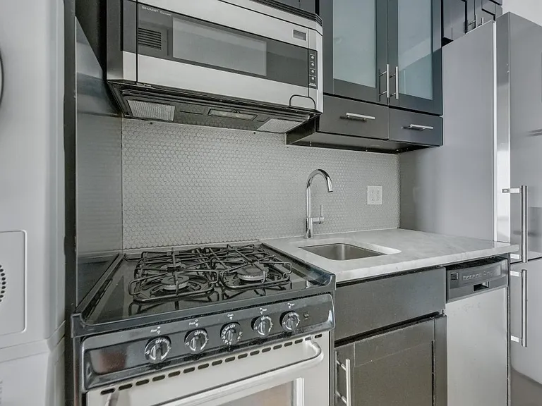 152 2nd Ave #2F — Photo 1