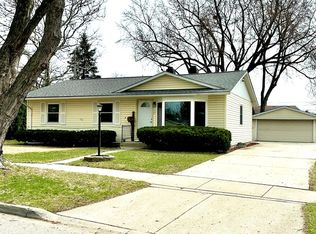 203 E Maxon Ln, Streamwood, IL