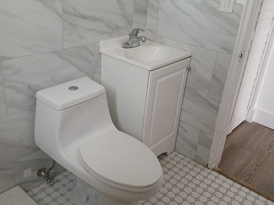 1st image of 960 SW 2nd St APT 1