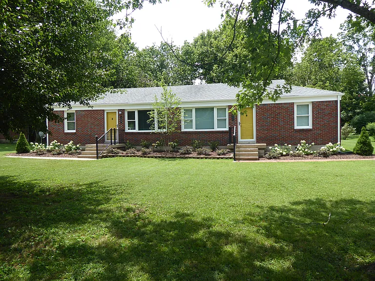 211 N Bigby Dr — Photo 1