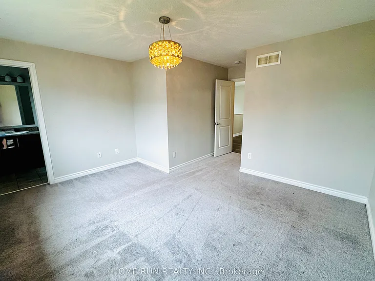 621 Lauraleaf Cres — Photo 13