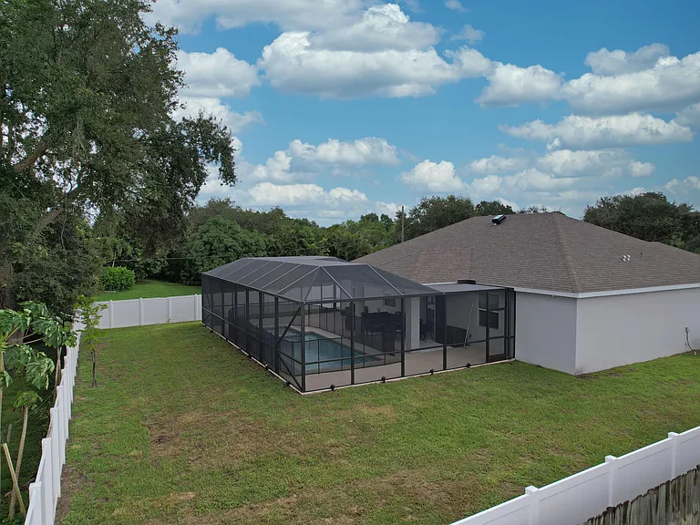 592 SW Dauphin Ave — Photo 5