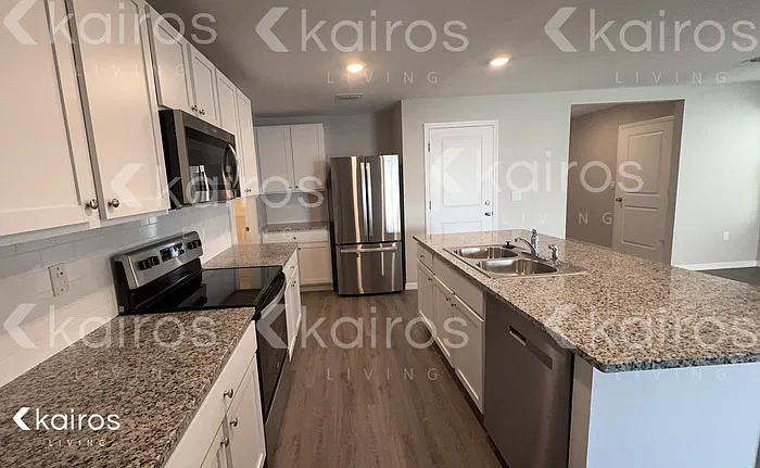 5 bed, 3.0 bath, 2370 sqft, $2,395 — Photo 3