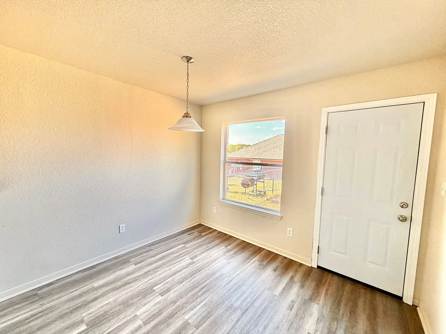212 Janelle Dr — Photo 3