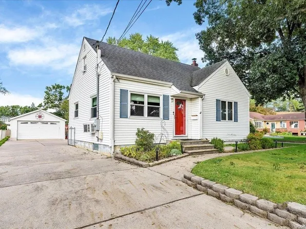 63 W Oakdale Street, Bay Shore, NY 11706