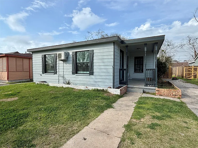 1214 W 5th St — Photo 1
