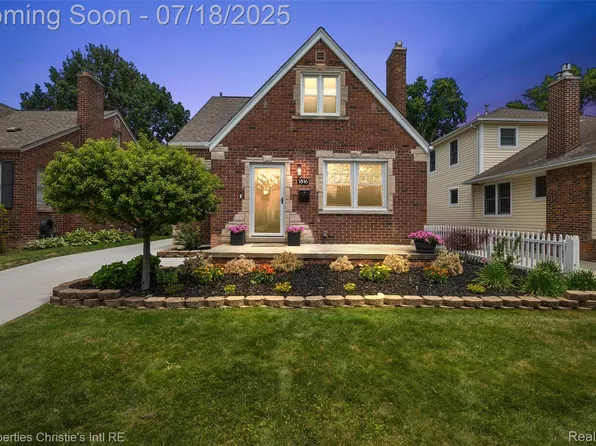 1816 Roslyn Rd, Grosse Pointe Woods, MI 48236