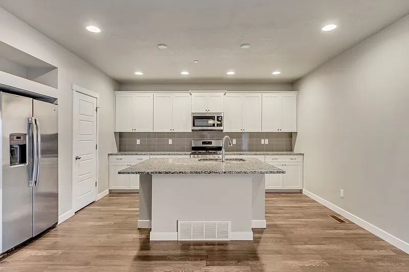 4 bed, 3.5 bath, 2538 sqft, $2,750 — Photo 4