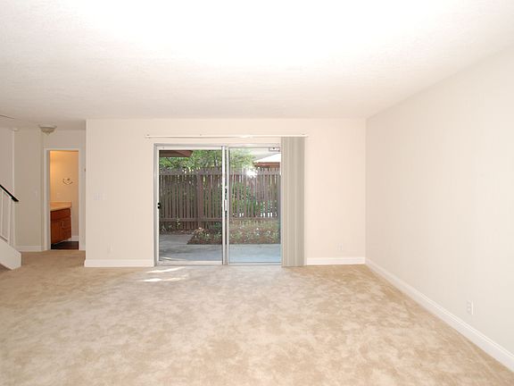 4th image of 224 Red Oak Dr E APT N