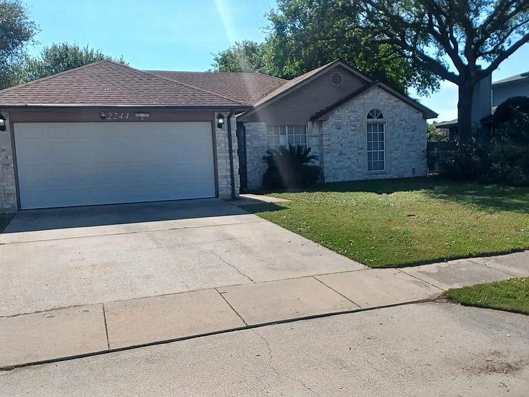 2244 Ivy Dr — Photo 2
