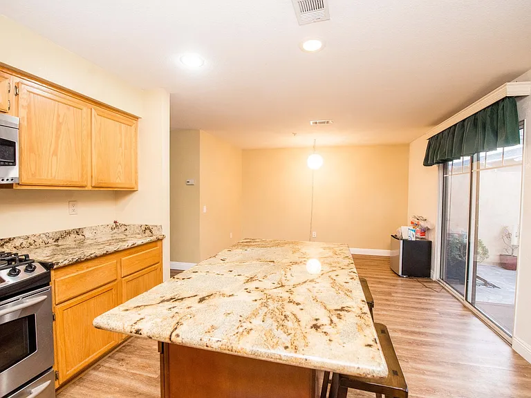 865 E Broadway — Photo 18