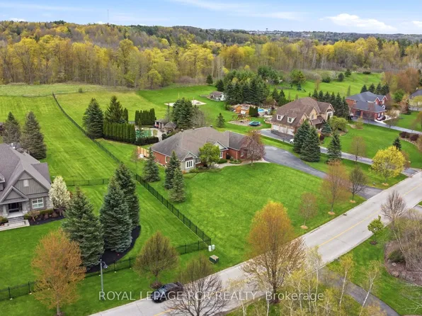22 Bishop Ct, Halton Hills, ON L7G 6G8