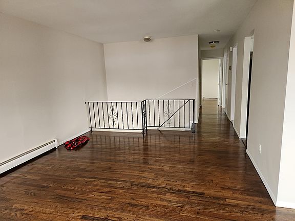 4th image of 25 Oakley Ave