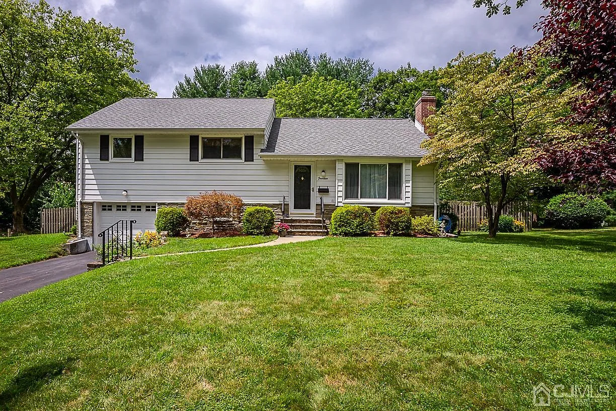 14 Farmingdale Rd photo 1