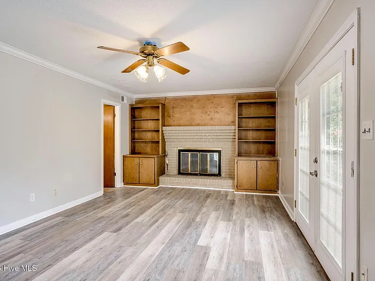 152 Holiday Dr — Photo 21