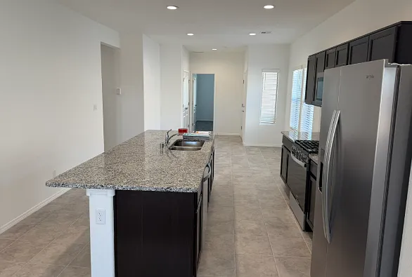 4 bed, 1537 sqft, $2,395 — Photo 4