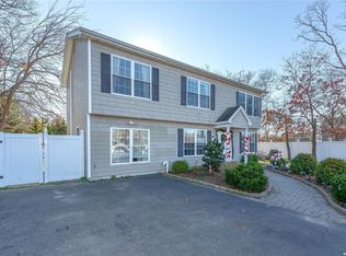 98 Cortelyou St, Islip, NY 11751