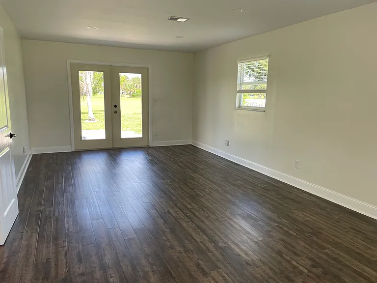 Oversized master bedroom 13 x 25"