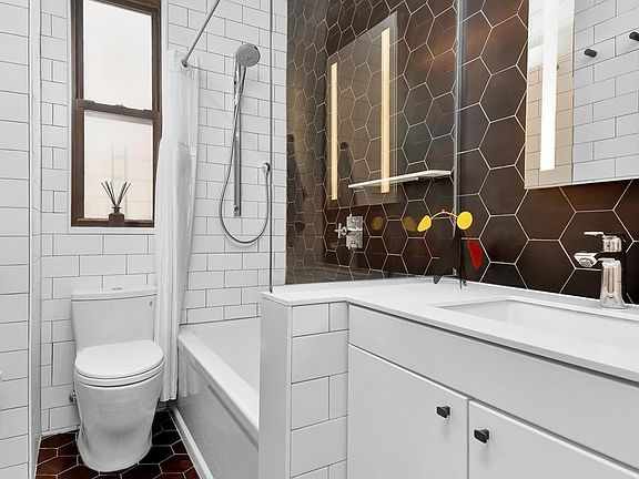 5th image of 119 E 84th St APT 5C