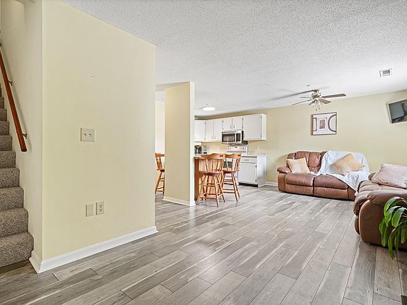 5th image of 407 Elmwood Drive