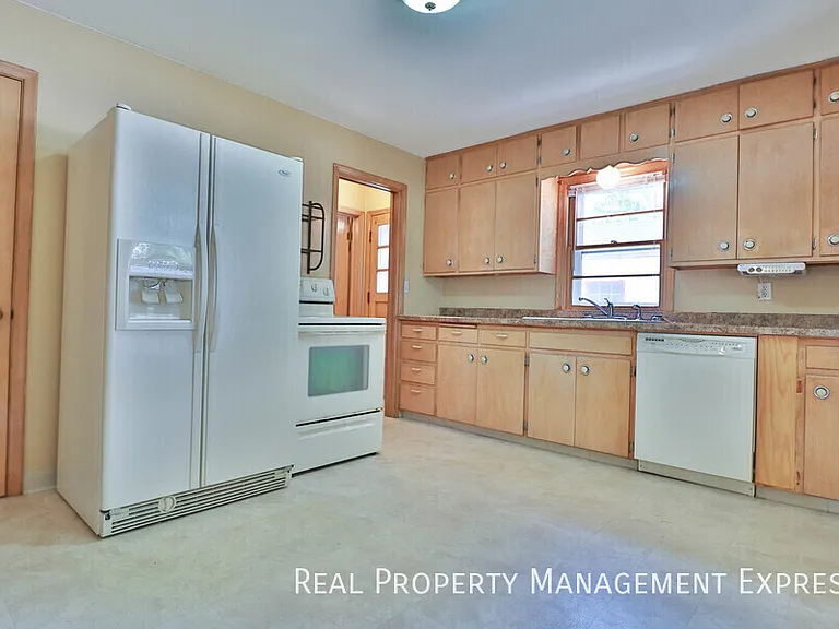 1904 S Hawthorne Ave — Photo 18