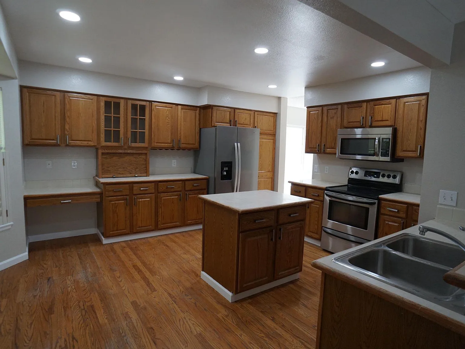 4 bed, 3455 sqft, $3,350 — Photo 2