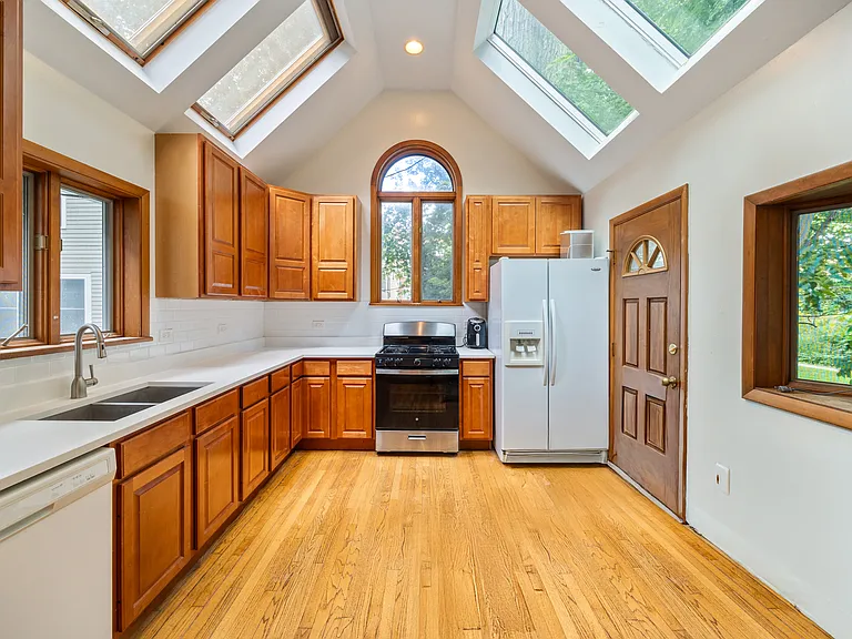 1906 Orrington Ave — Photo 34