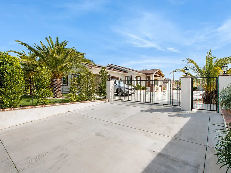 Cypress Ave — Photo 2