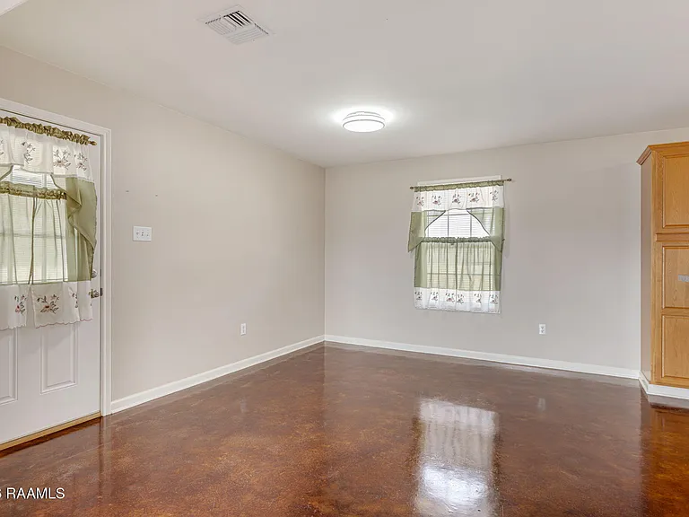 1026 Carmen Dr — Photo 10