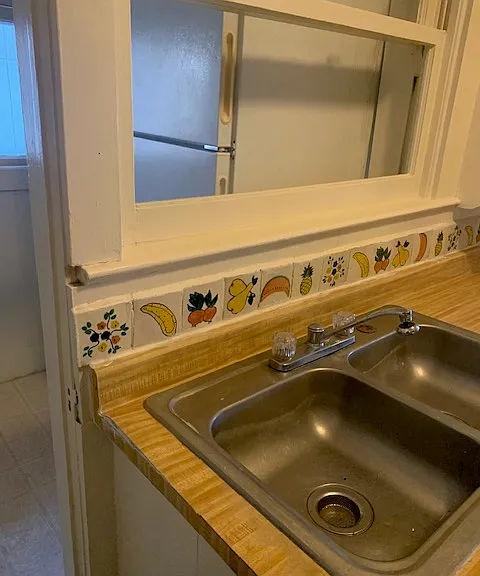Kitchen --Dual Sink 
Refrigerator