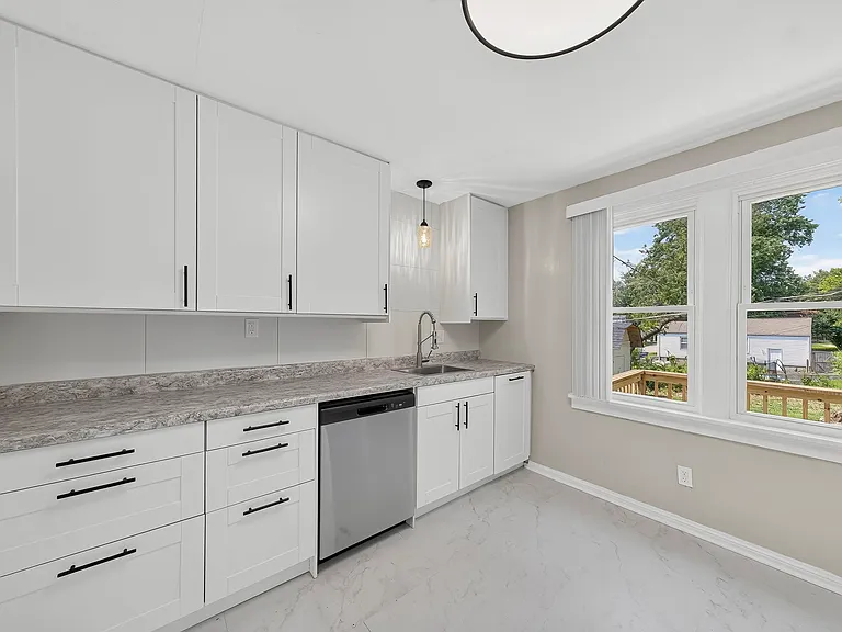 437 Warfield Ave — Photo 14