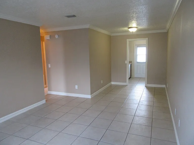 1104 W 19th Ct — Photo 2