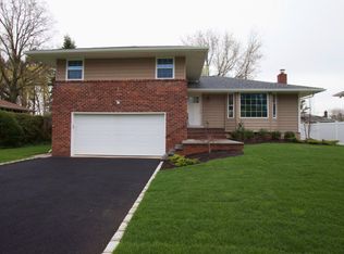 12 Sparrow Ln, Woodbury, NY 11797